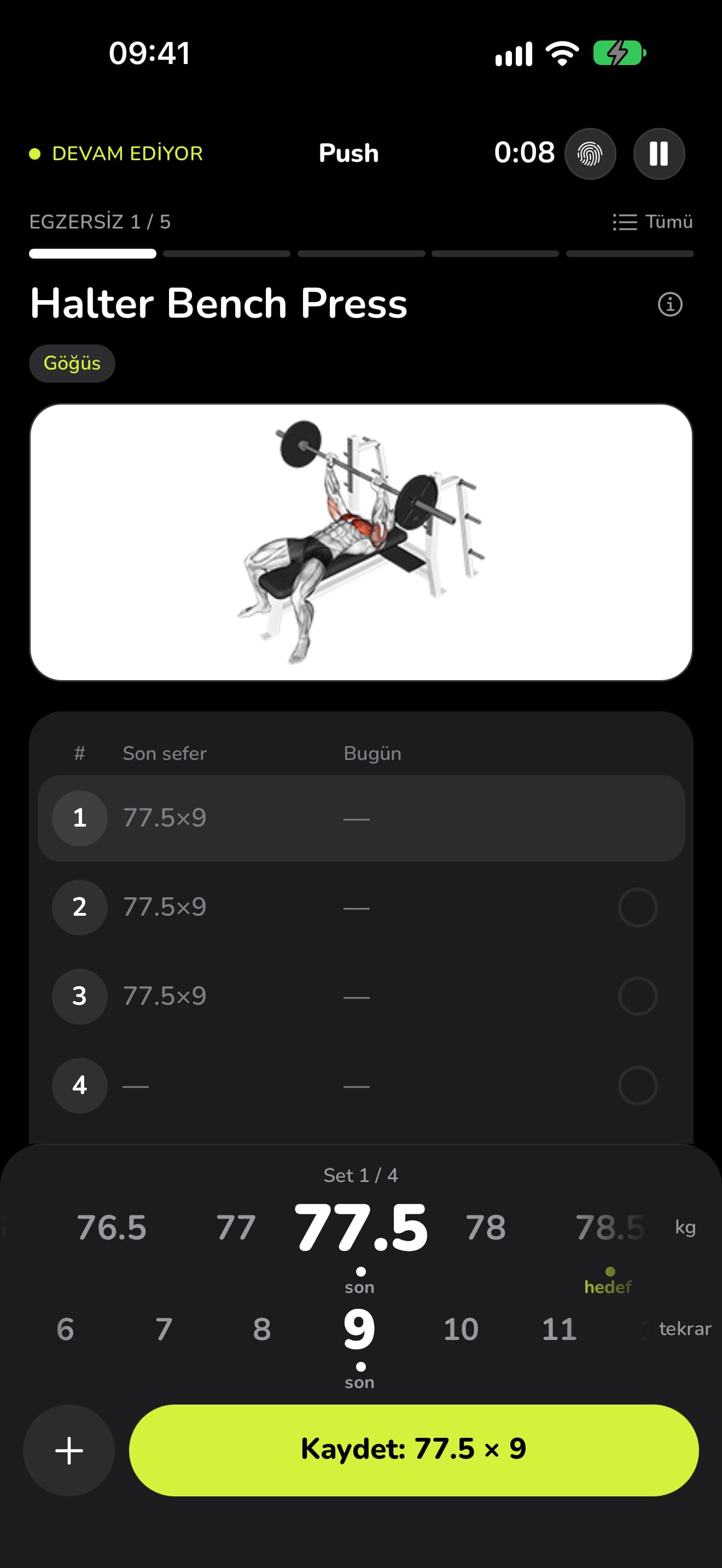 WaveFit'te bench press'in ilk seti: son seferin setleri bugünkü setlerin yanında; ağırlık ve tekrar çarkları son seferi ve hedefi gösteriyor.