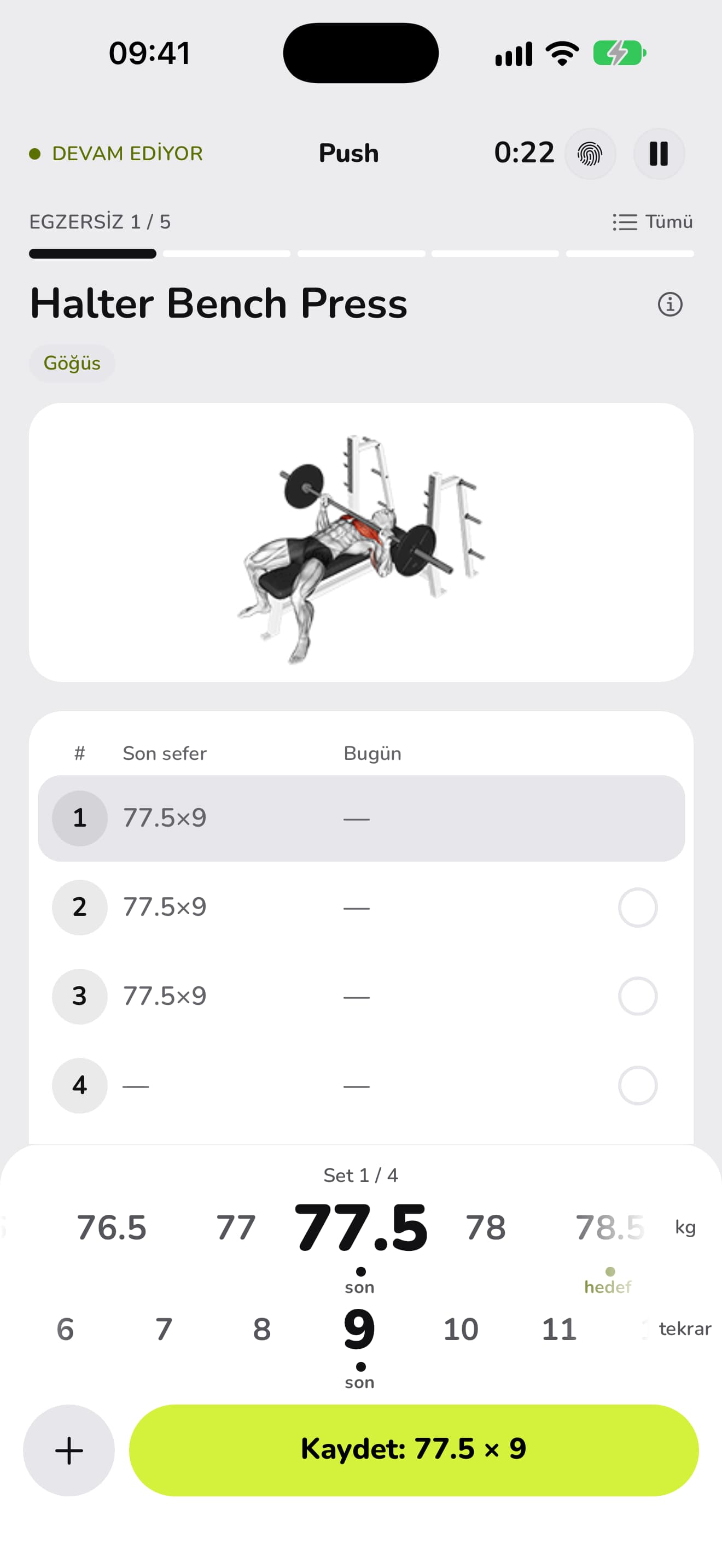 WaveFit'te bench press'in ilk seti: son seferin setleri bugünkü setlerin yanında; ağırlık ve tekrar çarkları son seferi ve hedefi gösteriyor.