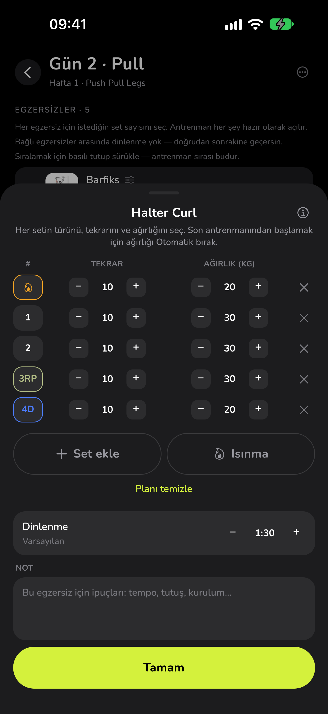 WaveFit'te Halter Curl için planlanan setler: bir ısınma, iki çalışma seti, bir rest-pause ve bir drop set; her biri tekrar ve ağırlığıyla.