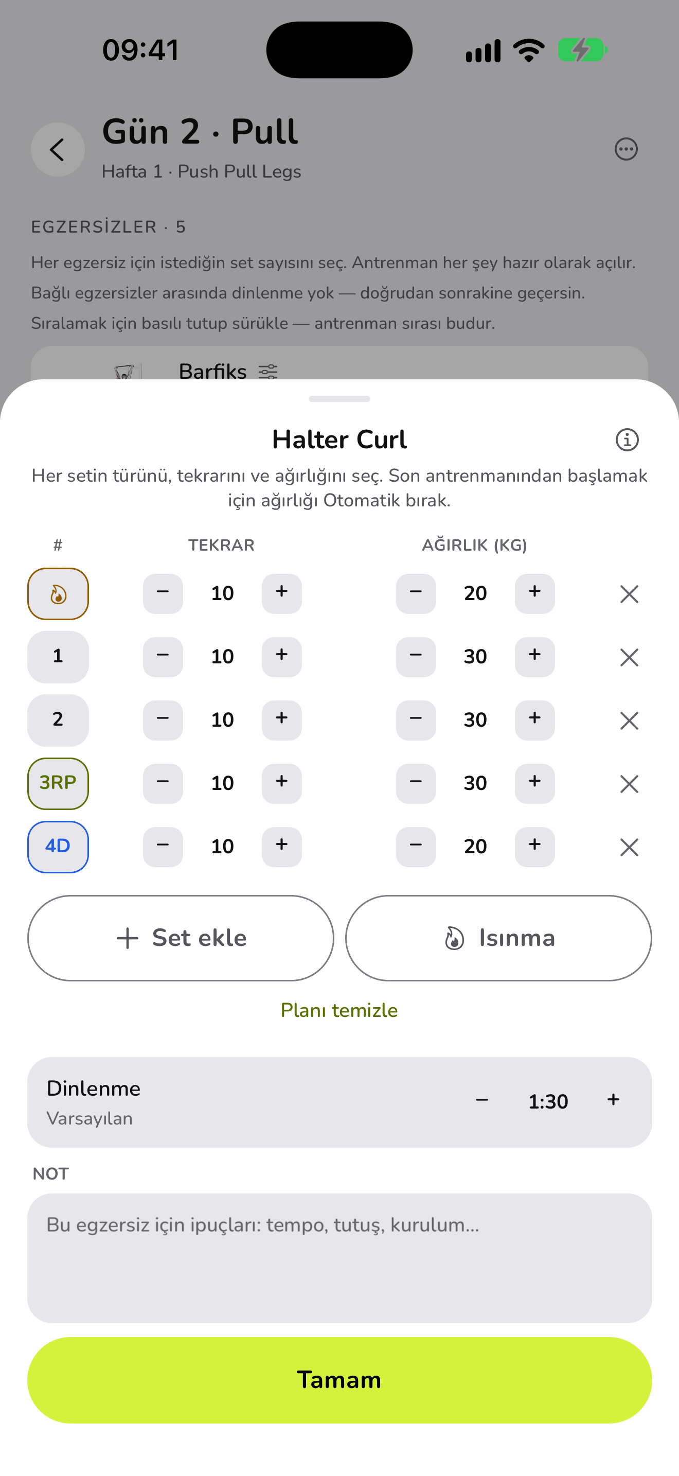 WaveFit'te Halter Curl için planlanan setler: bir ısınma, iki çalışma seti, bir rest-pause ve bir drop set; her biri tekrar ve ağırlığıyla.